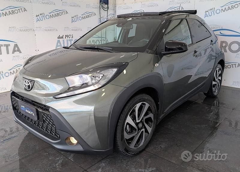 Verde Usata 2023 Toyota Aygo Lounge Due volumi | 16.900 € (Molto cara) - Immagine 1/4