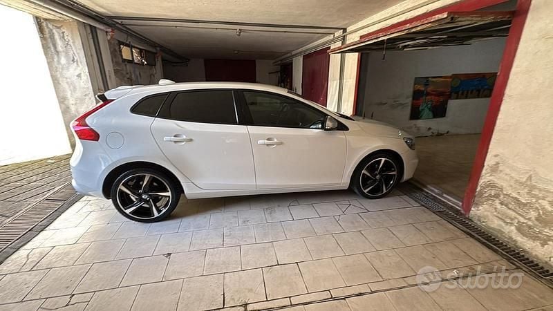 Usata Volvo V40 R-Design Momentum 120 CV (88 kW) 2017 Bianco Berlina