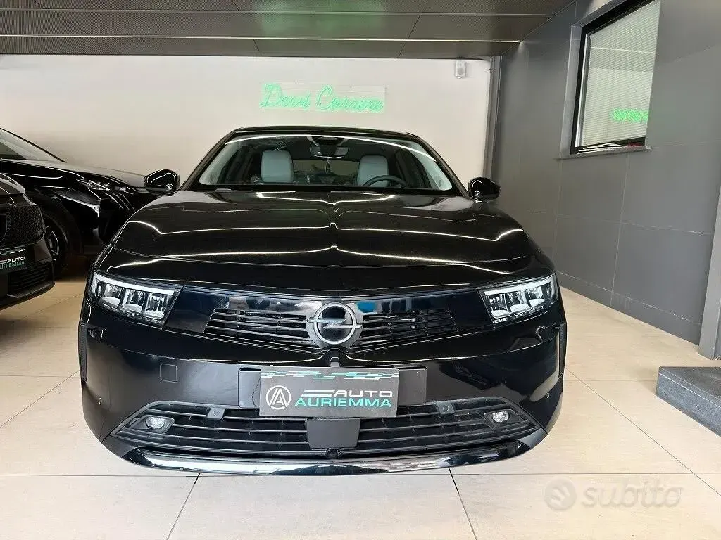 Usata Opel Astra Elegance 131 CV (96 kW) 2024 Nero Utilitaria