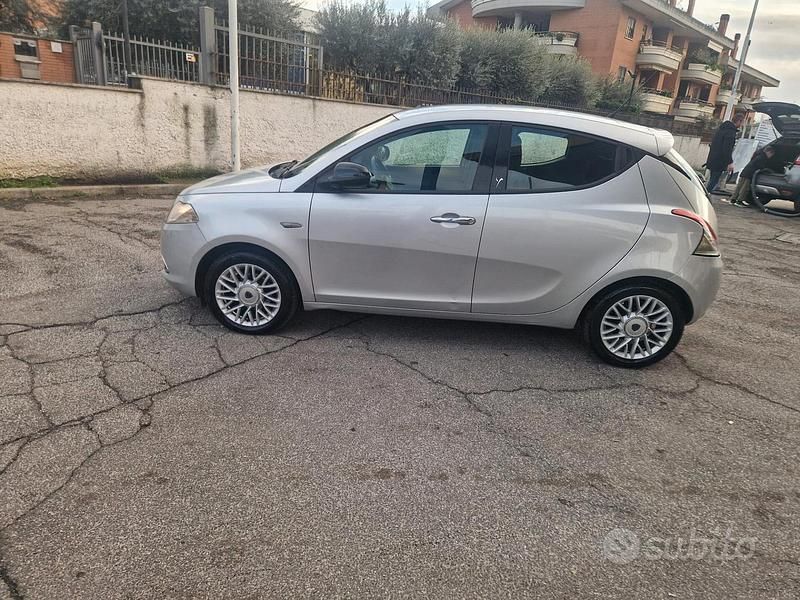 Usata Lancia Ypsilon Gold 69 CV (50 kW) 2015 Grigio Utilitaria