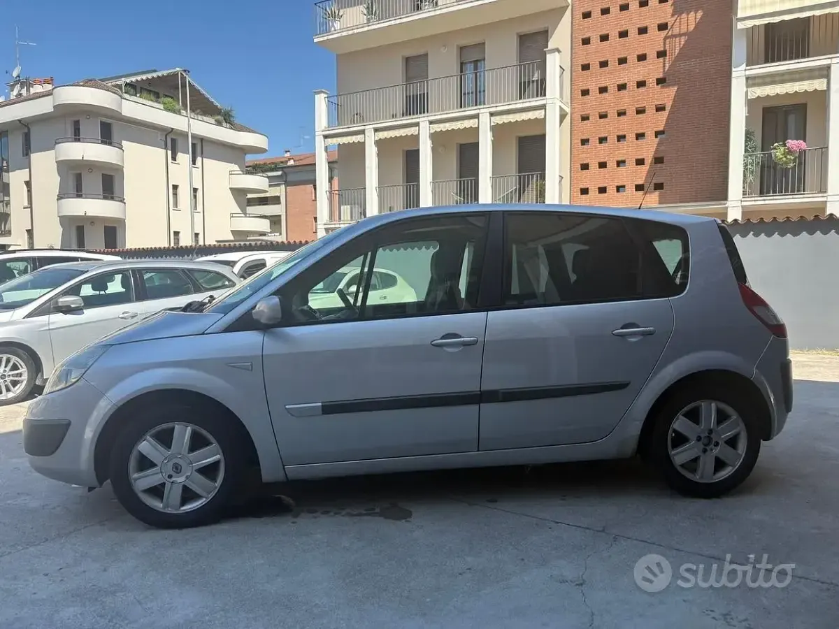 Usata Renault Grand Scénic II 106 CV (77 kW) 2006 Grigio Monovolume