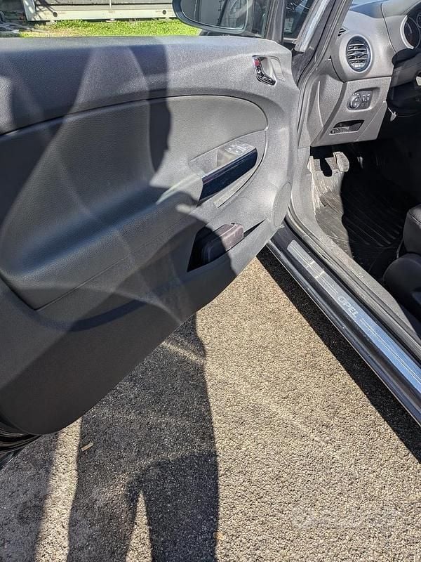 Usata Opel Corsa 69 CV (50 kW) 2012 Nero Utilitaria