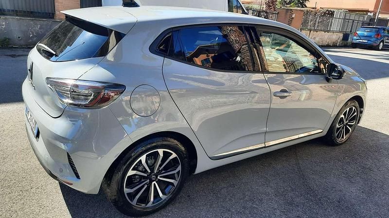 Usata Renault Clio V Techno 101 CV (74 kW) 2024 Grigio Berlina