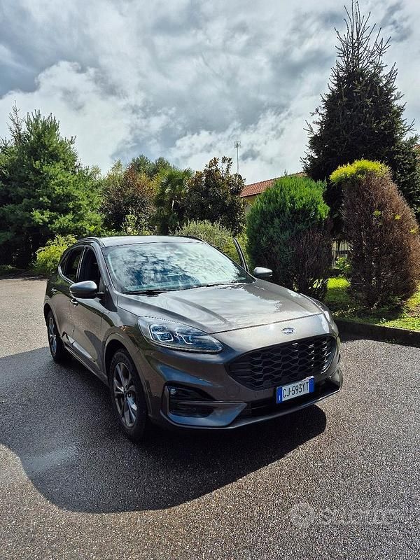 Usata Ford Kuga 120 CV (88 kW) 2022 Grigio SUV