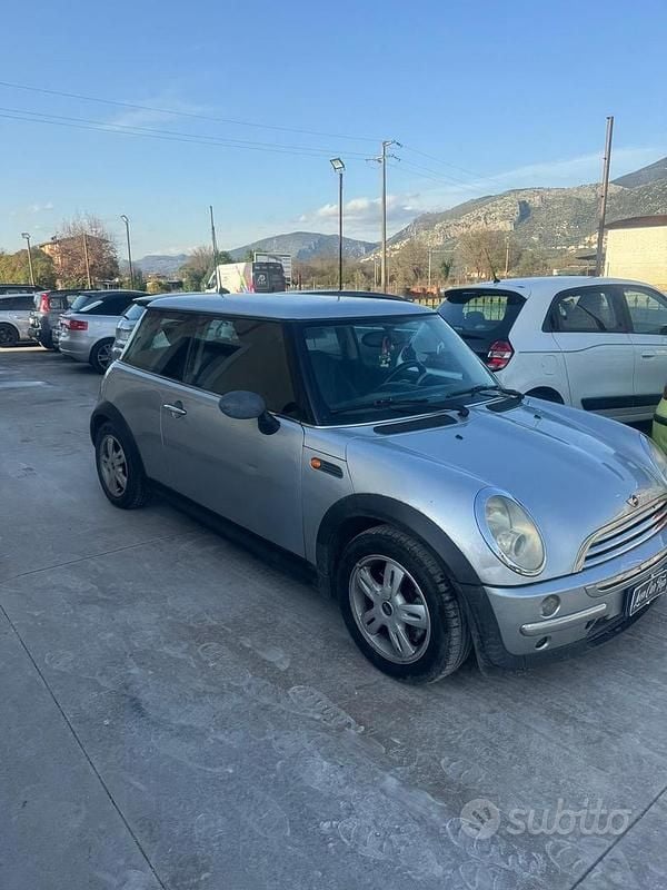 Begagnad Mini One D 88 HK (64 kW) 2006 Silver Halvkombi