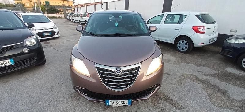 Usata Lancia Ypsilon Platinum 69 CV (50 kW) 2015 Viola Utilitaria