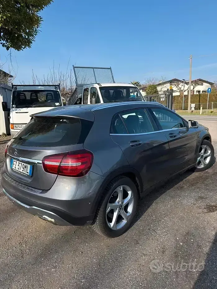 Usata Mercedes GLA180 Premium 122 CV (89 kW) 2020 Beige SUV