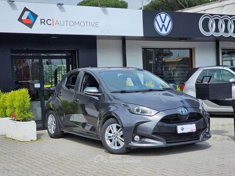 Usata Toyota Yaris Hybrid Business Edition 92 CV (67 kW) 2022 Grey metallic Berlina