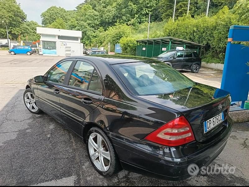 Usata Mercedes C220 150 CV (110 kW) 2004 Nero Berlina