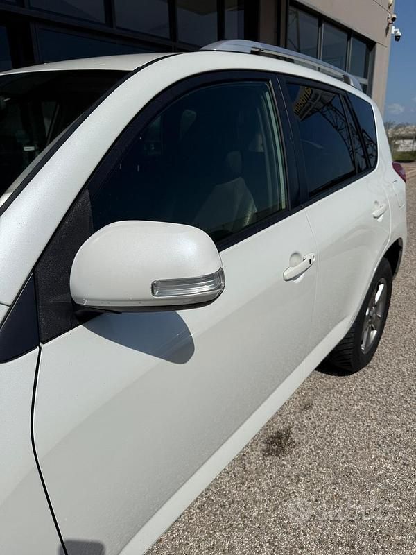 Usata Toyota RAV4 Lounge 150 CV (110 kW) 2012 Bianco SUV