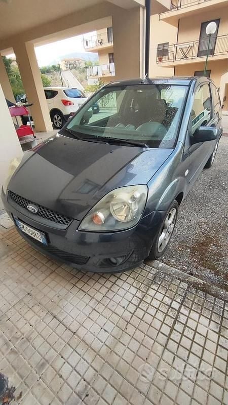 Gebraucht Ford Fiesta 69 PS (50 kW) 2007 Grau Kleinwagen