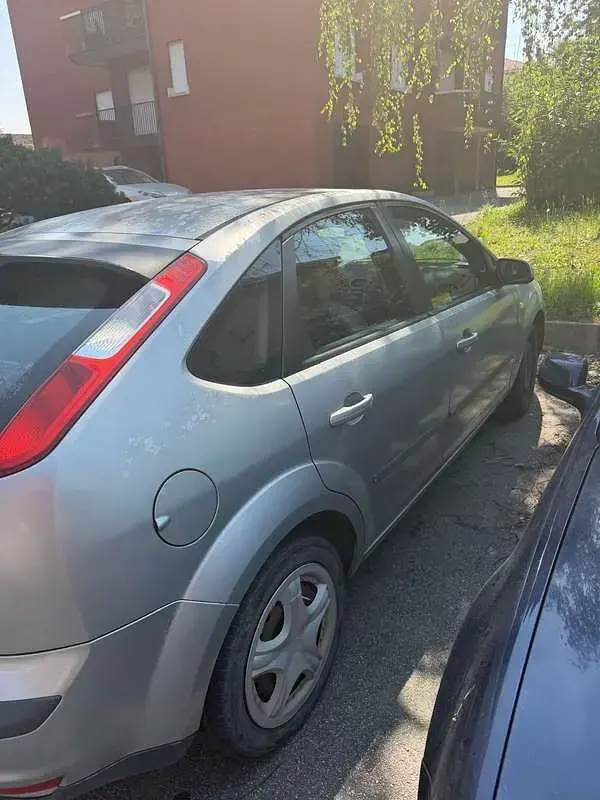 Usata Ford Focus Zetec 101 CV (74 kW) 2005 Berlina