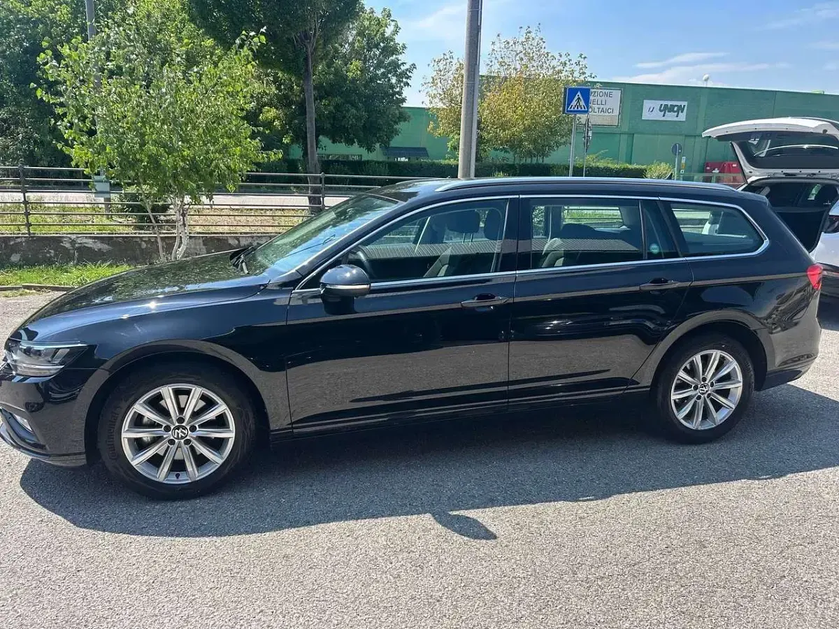 Usata VW Passat Business 150 CV (110 kW) 2022 Nero Station wagon