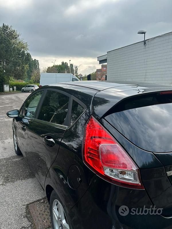 Usata Ford Fiesta Titanium 75 CV (55 kW) 2014 Nero Utilitaria