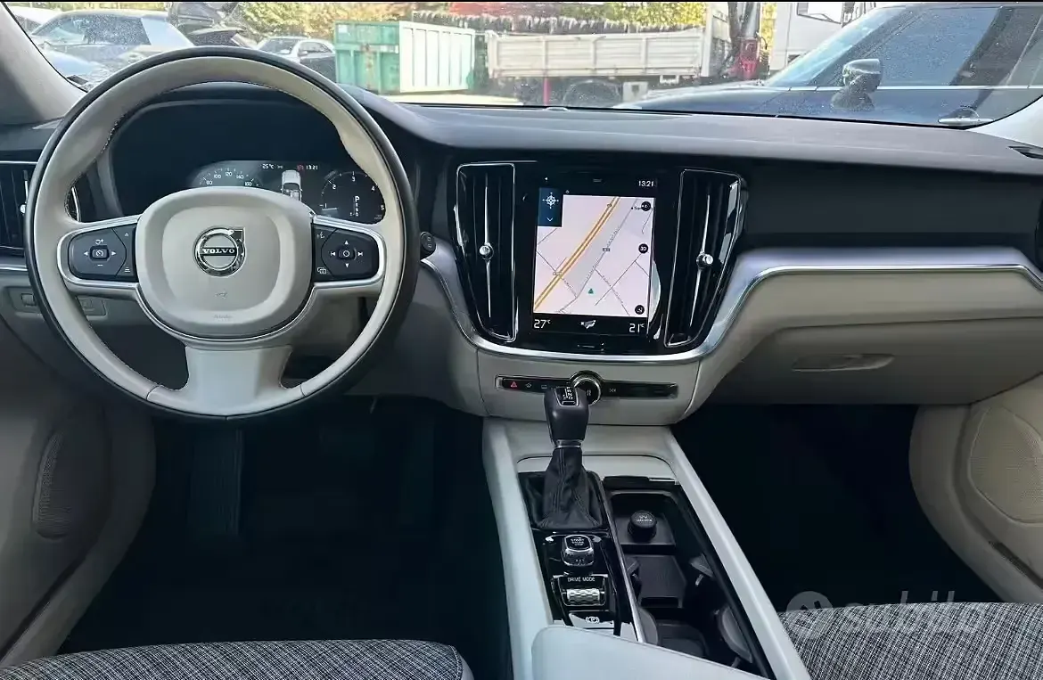Usata Volvo V60 Momentum 150 CV (110 kW) 2019 Nero Station wagon