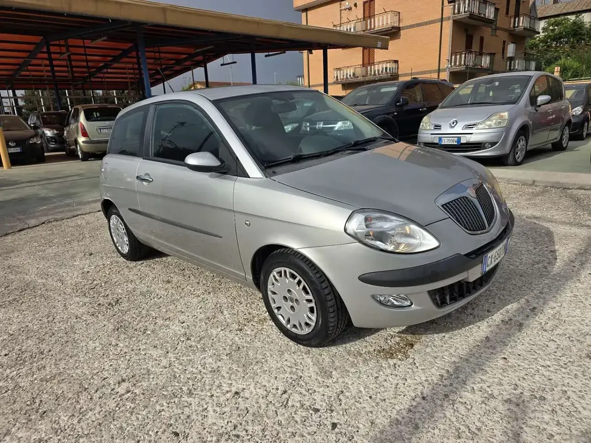 Usata Lancia Ypsilon 60 CV (44 kW) 2005 Argento Utilitaria