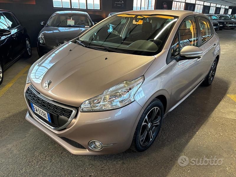 Usata Peugeot 208 Allure 82 CV (60 kW) 2014 Viola Utilitaria