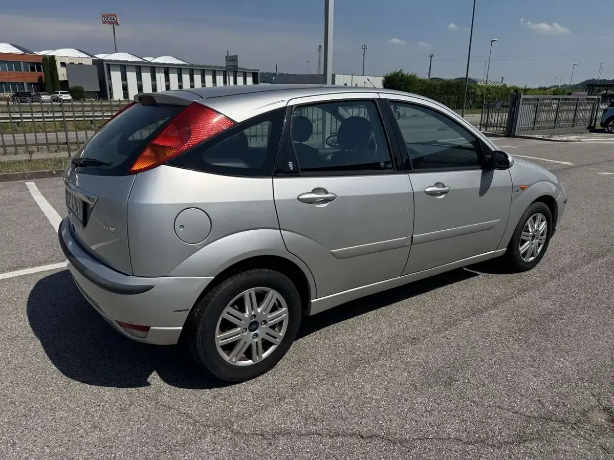Usata Ford Focus Ghia 116 CV (85 kW) 2004 Argento Berlina