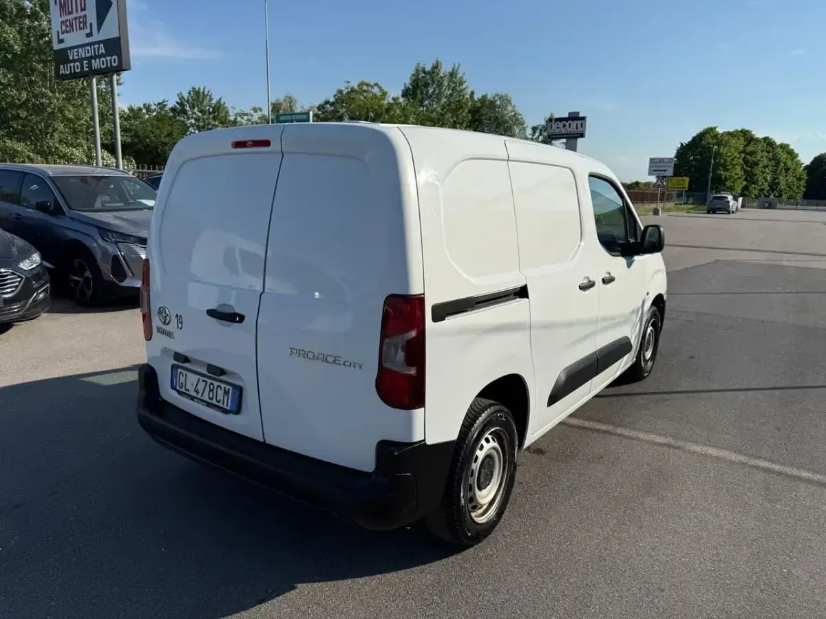 Usata Toyota Proace City Active 101 CV (74 kW) 2022 Bianco Monovolume