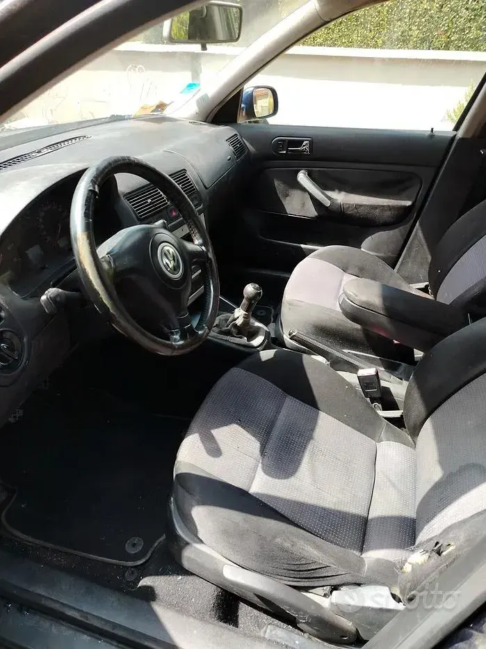 Usata VW Golf IV 105 CV (77 kW) 2003 Bluazzurro Berlina