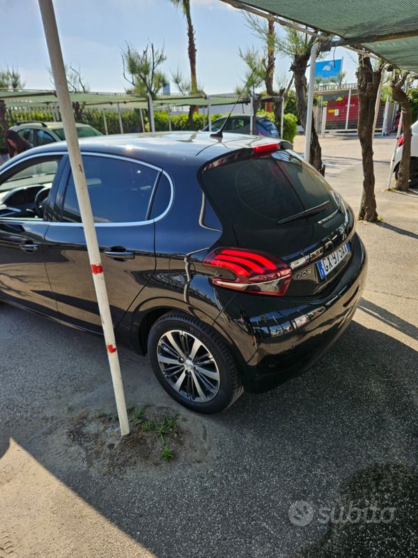 Usata Peugeot 208 82 CV (60 kW) 2017 Nero Utilitaria