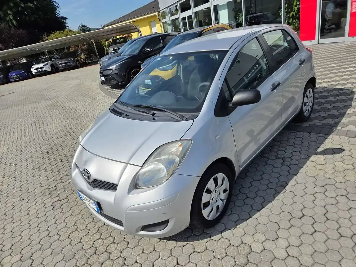 Usata Toyota Yaris 69 CV (50 kW) 2011 Argento Utilitaria