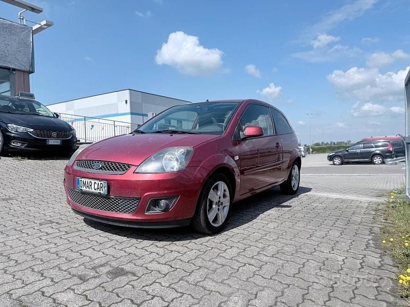 Usata Ford Fiesta 75 CV (55 kW) 2008 Rosso Utilitaria