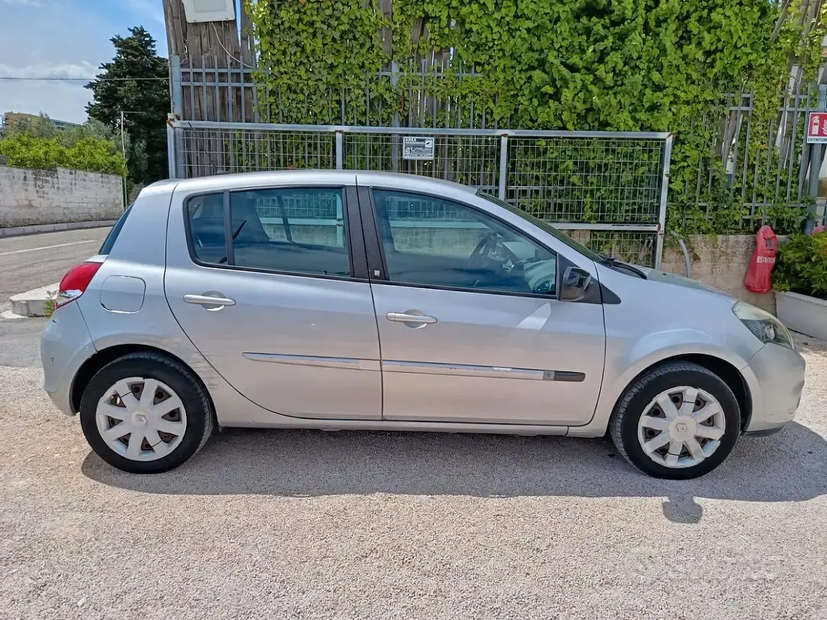 Usata Renault Clio II Dynamique 75 CV (55 kW) 2011 Grigio Berlina
