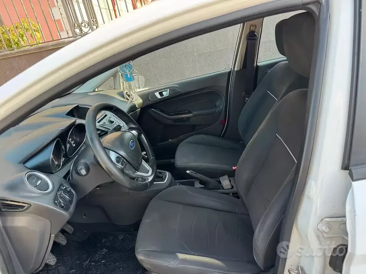 Usata Ford Fiesta 75 CV (55 kW) 2013 Bianco Berlina
