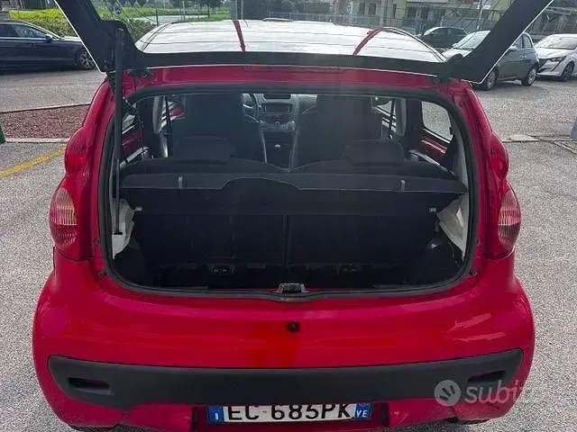 Usata Peugeot 107 Active 68 CV (50 kW) 2010 Rosso Utilitaria