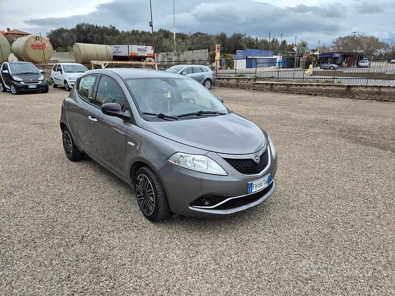Usata Lancia Ypsilon Gold 69 CV (50 kW) 2017 Grigio Utilitaria