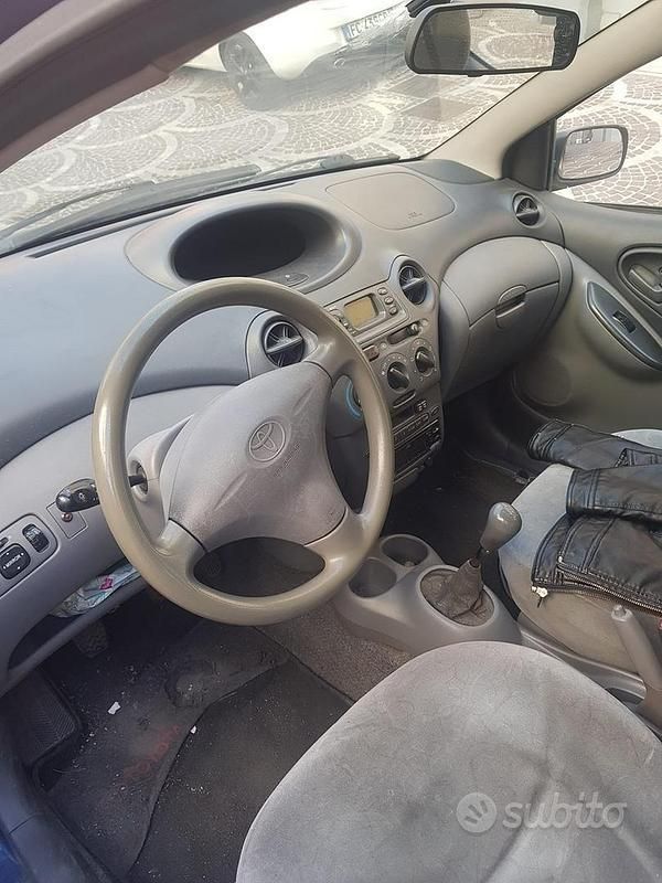 Usata Toyota Yaris 68 CV (50 kW) 1999 Blu Utilitaria