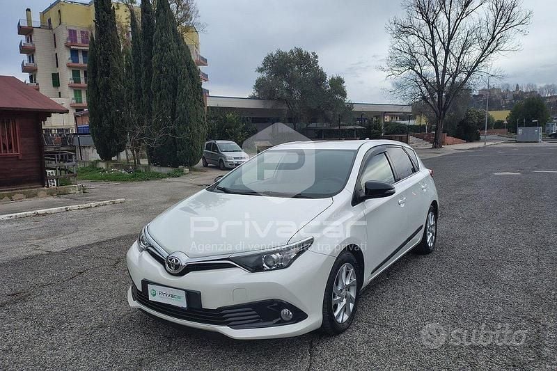 Usata Toyota Auris Lounge 111 CV (81 kW) 2016 Bianco Utilitaria