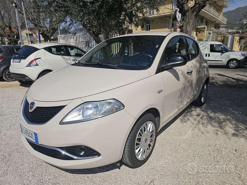 Usata Lancia Ypsilon Gold 69 CV (50 kW) 2016 Beige Utilitaria