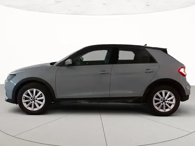 Käytetty Audi A1 Business 95 HP (69 kW) 2024 Harmaa Katumaasturi