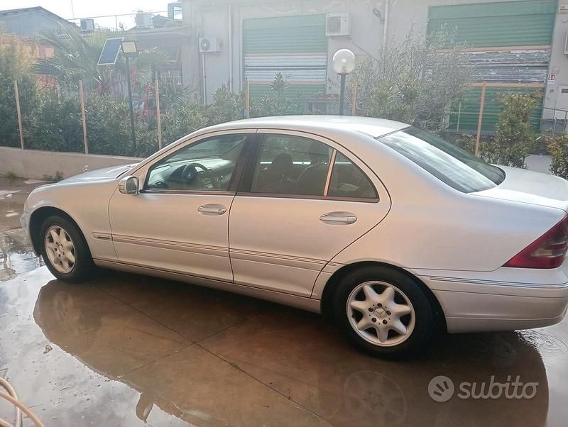 Usata Mercedes C220 142 CV (104 kW) 2001 Grigio Berlina