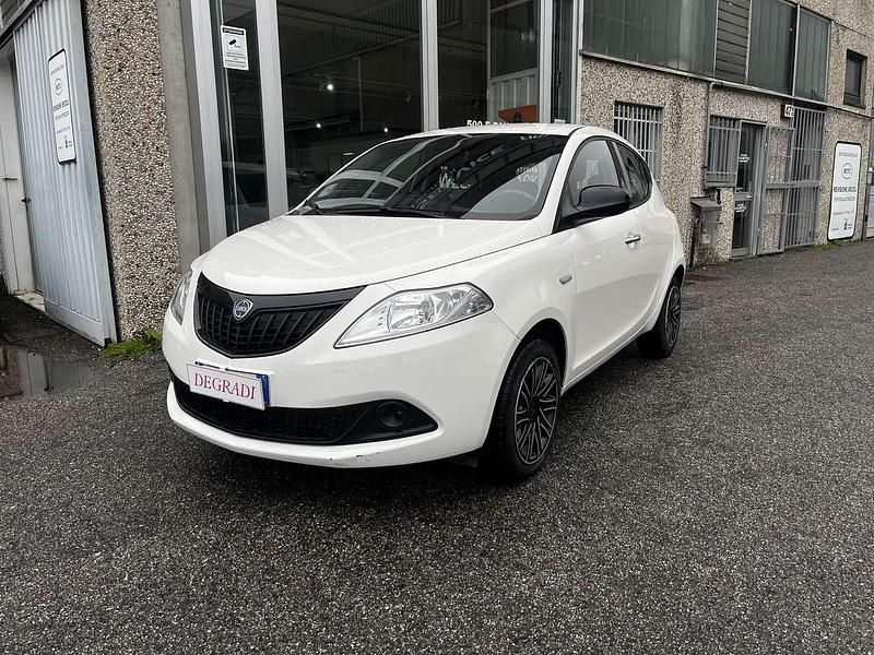 Usata Lancia Ypsilon 69 CV (50 kW) 2023 Bianco neve Utilitaria