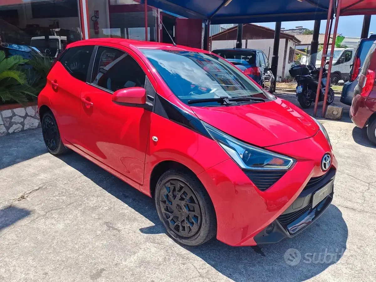 Usata Toyota Aygo 72 CV (52 kW) 2019 Rosso Utilitaria