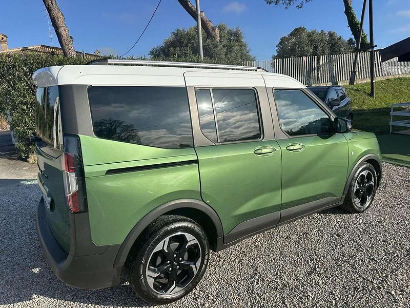 Usata Ford Tourneo 124 CV (91 kW) 2024 Verde Monovolume