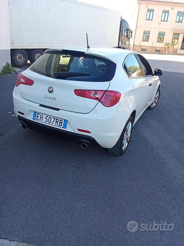 Usata Alfa Romeo Giulietta 105 CV (77 kW) 2011 Bianco Berlina