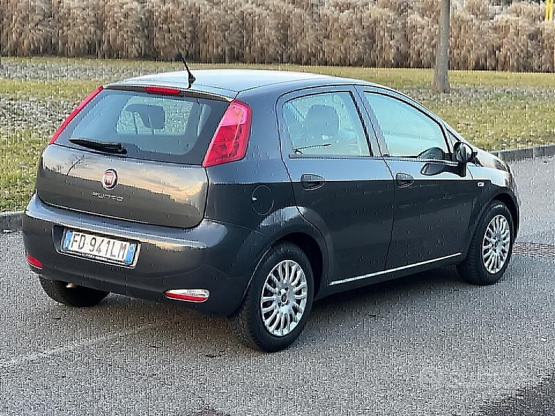 Usata Fiat Punto 77 CV (56 kW) 2016 Grigio Berlina