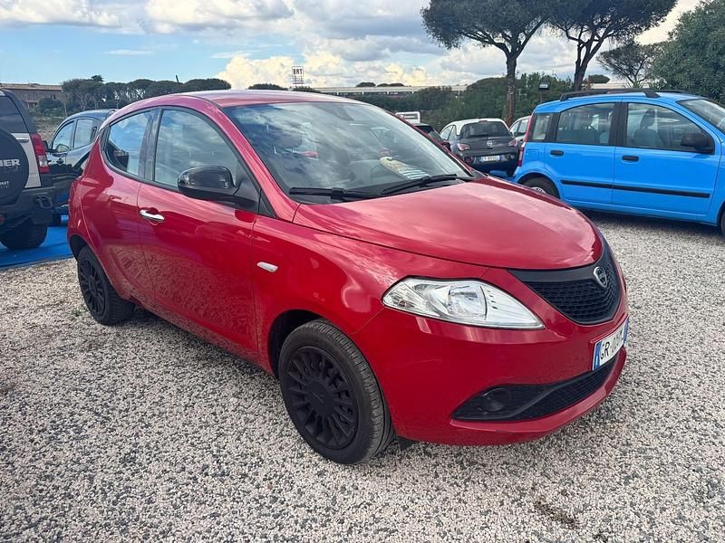 Usata Lancia Ypsilon Silver 69 CV (50 kW) 2023 Rosso Utilitaria