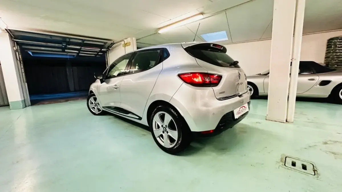 Usado Renault Clio IV 90 CV (66 kW) 2014 Plateado Berlina