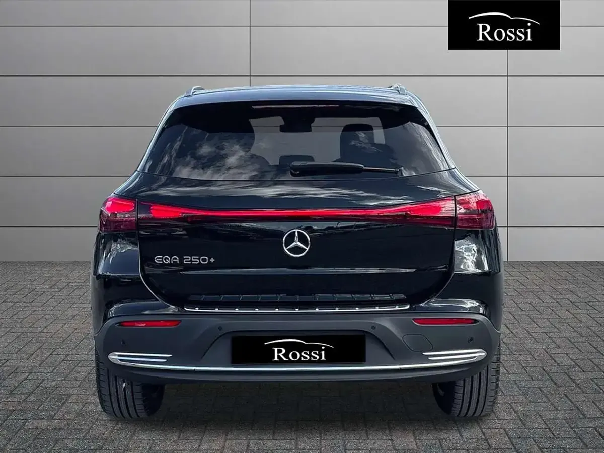 Nuova Mercedes EQA250+ 139 kW (190 CV) 2026 Vernice nero cosmo SUV