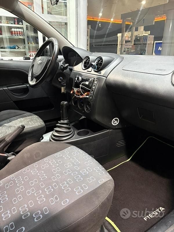 Second-hand Ford Fiesta 75 CP (55 kW) 2004 Gri Hatchback