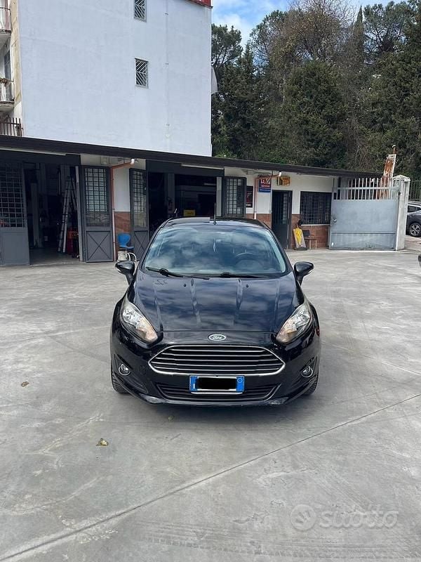Usata Ford Fiesta 75 CV (55 kW) 2015 Nero Utilitaria