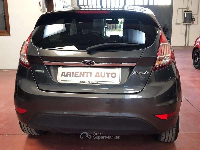 Usata Ford Fiesta Titanium 101 CV (74 kW) 2016 Grigio Berlina