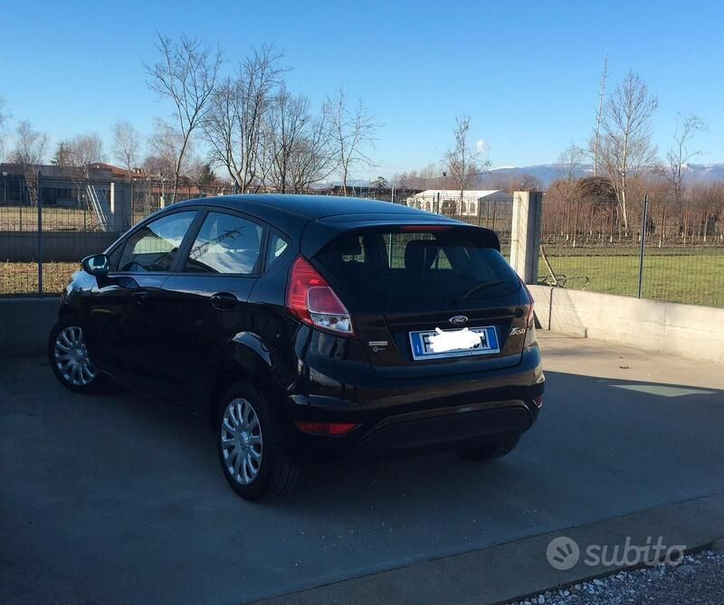 Usata Ford Fiesta Business Edition 101 CV (74 kW) 2015 Nero Utilitaria