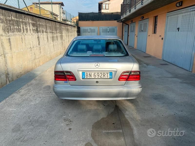 Usata Mercedes E240 Avantgarde 170 CV (125 kW) 2001 Grigio Berlina
