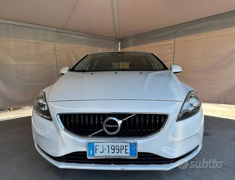 Usata Volvo V40 R-Design Momentum 120 CV (88 kW) 2017 Bianco Berlina